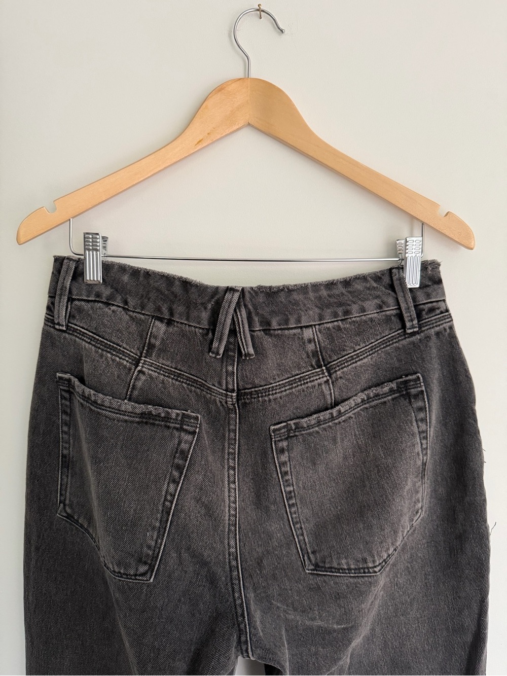 Good American Black Straight Leg Jeans | Distressed Knee | Size 8/29 - Picture 7 of 8